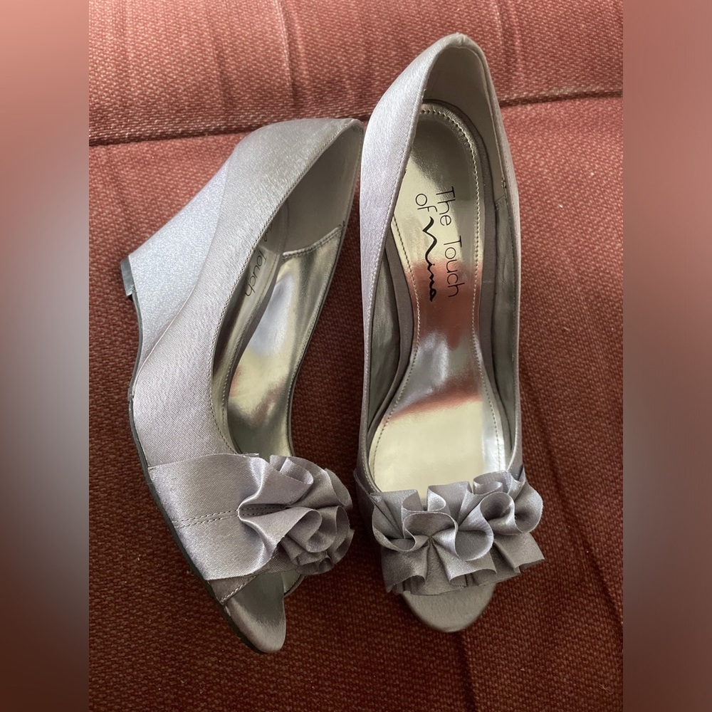 The Touch Of Nina Silver‎ Wedge Ruffle Open Toe Formal Prom Wedding Shoes Sz 6.5